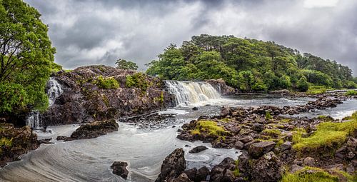 Aasleagh-Wasserfälle und der Erriff-Fluss - Majestätischer Wasserfall in Lush