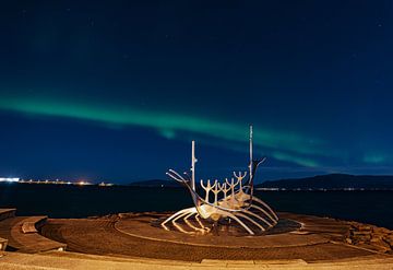 Scheepskelet in IJsland met noorderlicht van Patrick Groß