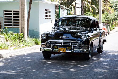Cubaanse auto met kenteken BDL 575 in het straatbeeld (kleur)