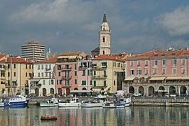 Mehrere Schiffe im Hafen von Imperia an einem schönen Sommertag. von Gert van Santen