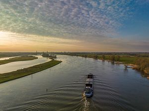Schip vaart op de IJssel tijdens zonsondergang van Sjoerd van der Wal Fotografie