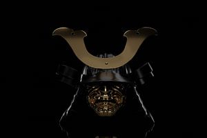 Oude samuraihelm met macedaatversiering in gedempt licht