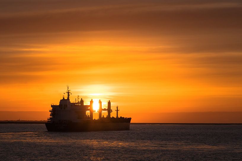 Schip vaart de zonsondergang tegemoet van Jan Georg Meijer