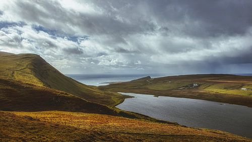 Verlaten eenzaamheid bij Neist Point. Isle of Skye in Groot-Brittannië. Panorama klif in de Schotse Hooglanden!