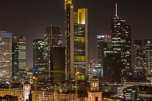 Skylinezicht 's nachts in Frankfurt van Fotos by Jan Wehnert