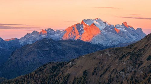 Uitzicht vanaf de Passo di Giau naar de marmolada bij een mooie zonsopkomstt