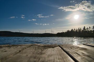 Steg der in einen schwedischen See reicht von Martin Köbsch