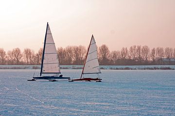 IJszeilen op een koude winterdag op de Gouwzee in Nederland bij zonsondergang van Eye on You