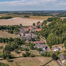 Luchtpanorama van Winthagen in Zuid-Limburg van John Kreukniet