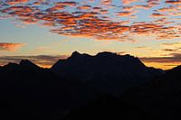 Morgenrot in den Alpen – stimmungsvolle Bergfotografie im ersten Licht des Tages.