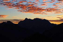 Dawn in the Alps - atmospheric mountain photography in the first light of day. by Miriam Schwarzfischer Fotografie