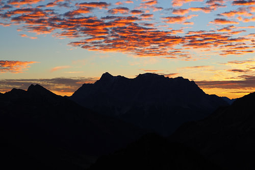 Dageraad in de Alpen - sfeervolle bergfotografie in het eerste licht van de dag.