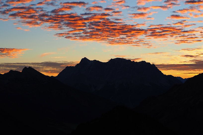 L'aube dans les Alpes - photographie de montagne d'ambiance dans la première lumière du jour. par Miriam Schwarzfischer Fotografie