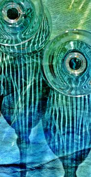 Wijnglas en schaduw op blauw tafelkleed van Werner Lehmann
