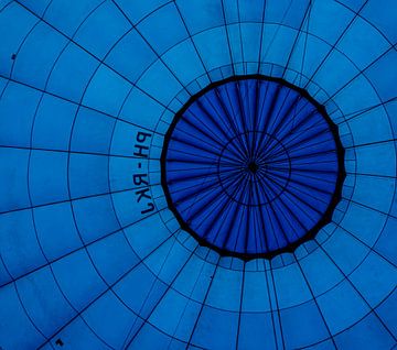 Blauwe binnenzijde luchtballon van Paul Veen
