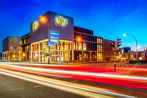Verkeer voor de het Pathe gebouw in Zwolle Overijssel