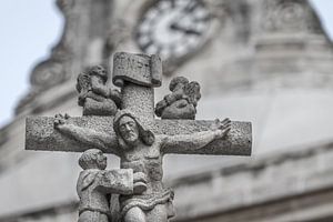 Jezus aan het kruis in steen.