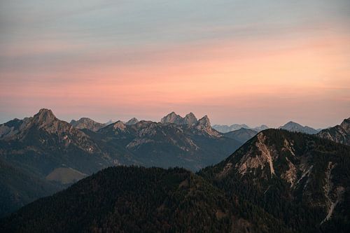 roodgloeiende hemel bij zonsondergang boven de bergen van Tannheim