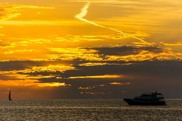 USA, Florida, Painted orange dramatic sky sunset with yacht by adventure-photos