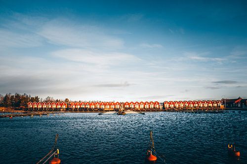 Zweden Sunnanå hamn Vänern. Kleine rode huisjes in het water