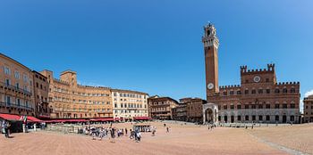 Panoramique de la Piazza del Campo avec le Palazzo Pubblico et la place