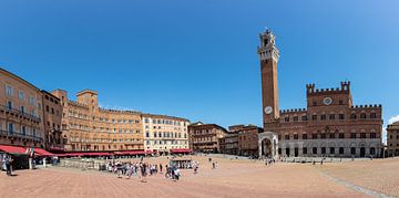 Panorame Piazza del Campo met Palazzo Pubblico en plein van Joost Adriaanse
