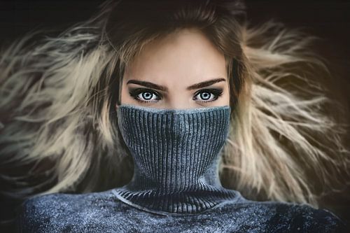 Intrigerende Portretfotografie van Blond Meisje Met Betoverende Blauwe Ogen en Coltrui