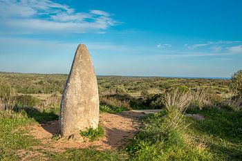 Menhir isolé dans le paysage