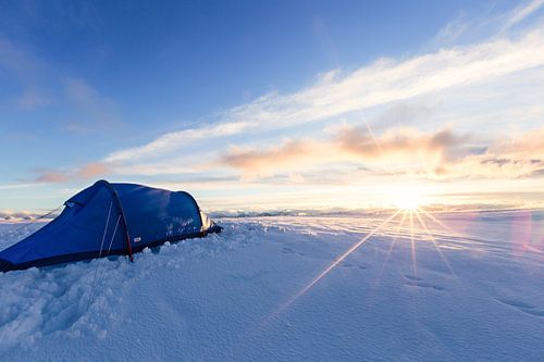 Coucher de soleil dans un paysage d'hiver