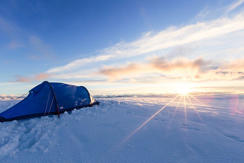 Zonsondergang in een winterlandschap van Coen Weesjes