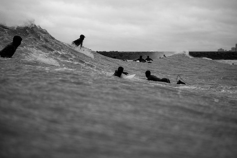Surfers in Scheveningen van Tomas Grootveld