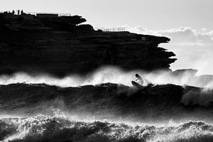 Surfeur à la plage de Bondi Beach à Sydney sur Rob van Esch