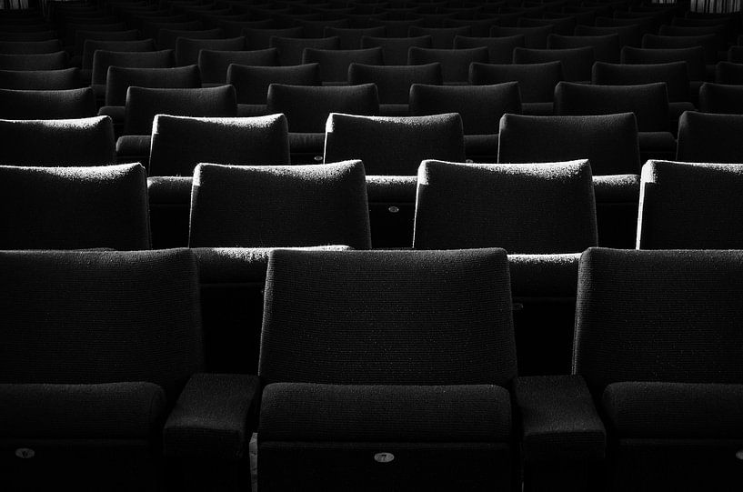 Stühle mit einem Lichtstreifen von Eline Willekens