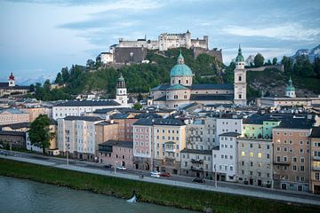 Salzburg - Altstadt und die Festung Hohensalzburg bei Sonnenuntergang von t.ART