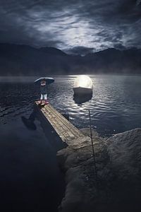 Magische Nacht auf dem Steg: Mädchen mit Regenschirm geht bei Vollmond zum Boot