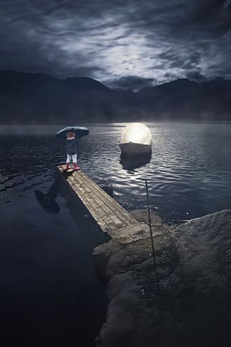 Magische Nacht op de Steiger: Meisje met Paraplu Staart naar Boot met Volle Maan
