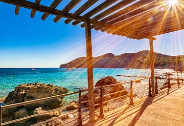 Idyllische zonnestralen aan de kust in Camp de Mar, Mallorca van Alex Winter