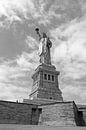 Het vrijheidsbeeld in New York op Liberty Island (zwart wit) van Ramon Berk thumbnail