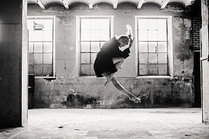 Saut de danse industriel noir et blanc sur Corine de Ruiter