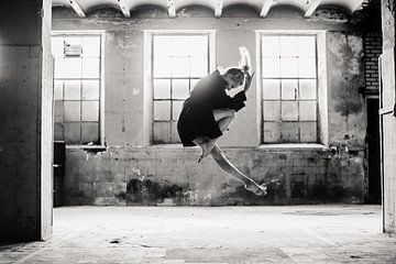 Dance jump industrial schwarz und weiß von Corine de Ruiter