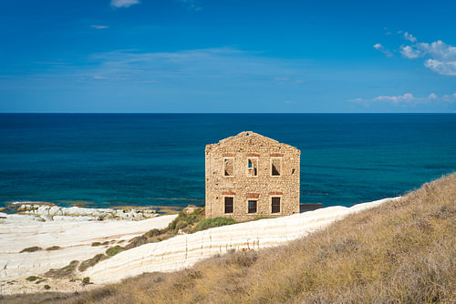 Verlaten ruïne aan de kust van Sicilië