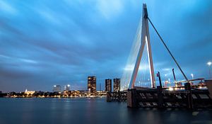 Rotterdam , Skyline ; Bridge at blue hour sur PJS foto