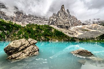 Der Sorapiss-See in den Dolomiten an einem bewölkten Frühlingstag von Sjoerd van der Wal Fotografie