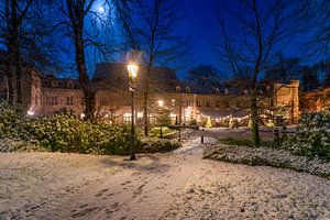 Elsloo in de avond in de winter met sneeuw