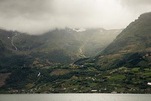 Montagnes brumeuses en Scandinavie | tirage photo d'art sur Karijn | Fine art Natuur en Reis Fotografie