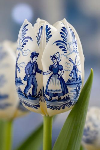 Delft Blue Tulip with Peasant Couple by Studio Ypie