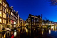 De grachten van Amsterdam naar de Wallen in avondlicht van Marco Schep thumbnail