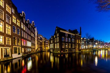De grachten van Amsterdam naar de Wallen in avondlicht