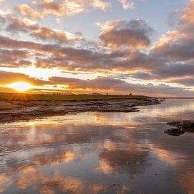 Zonsondergang bij de Waddenzee. van Janny Beimers