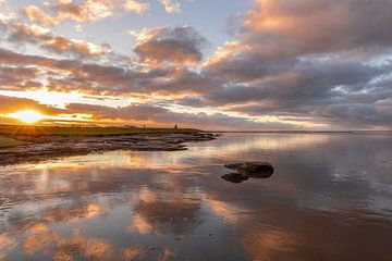 Zonsondergang bij de Waddenzee. van Janny Beimers